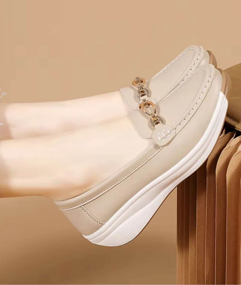 Mocassins Compensés Ajourés Et Détails Boucles Dorées Pour Femme