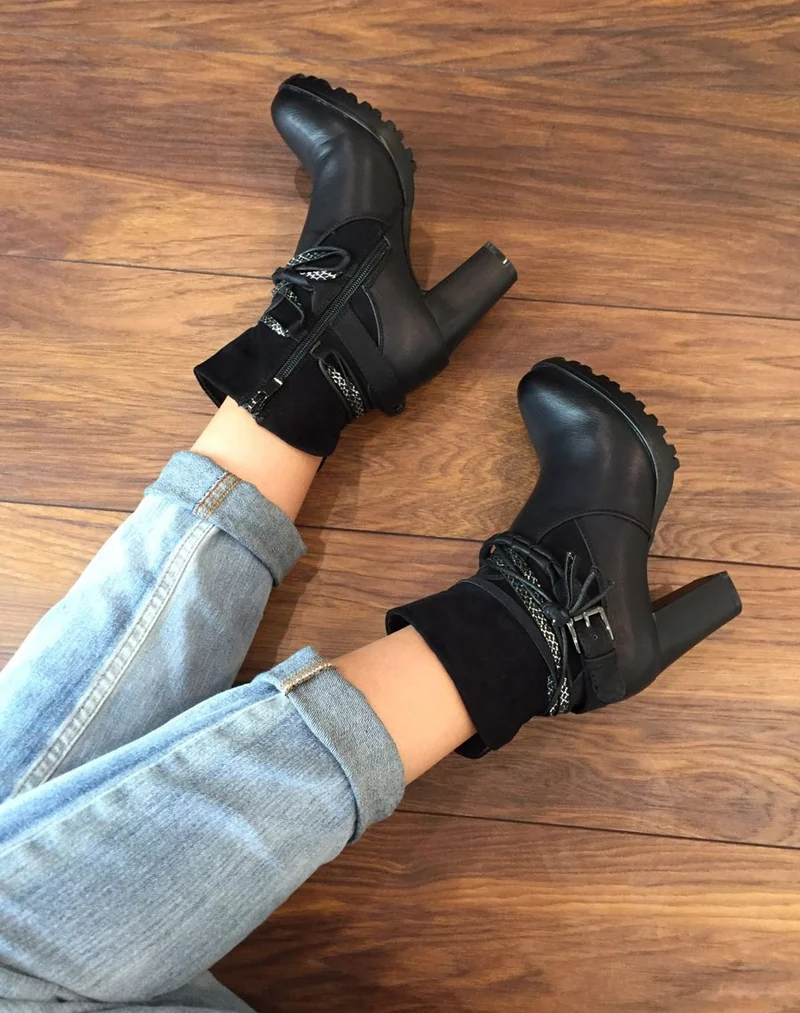 Bottines noires bi matières à talons et lanières multiples