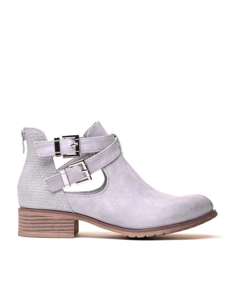 Bottines basses gris clair ajourées avec lanières
