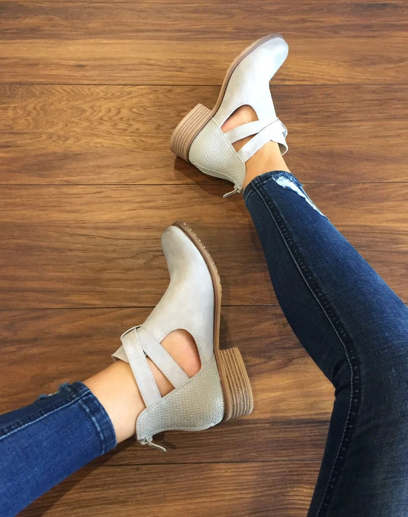 Bottines basses gris clair ajourées avec lanières