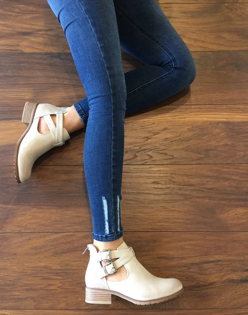 Bottines basses blanc cassé ajourées avec lanières