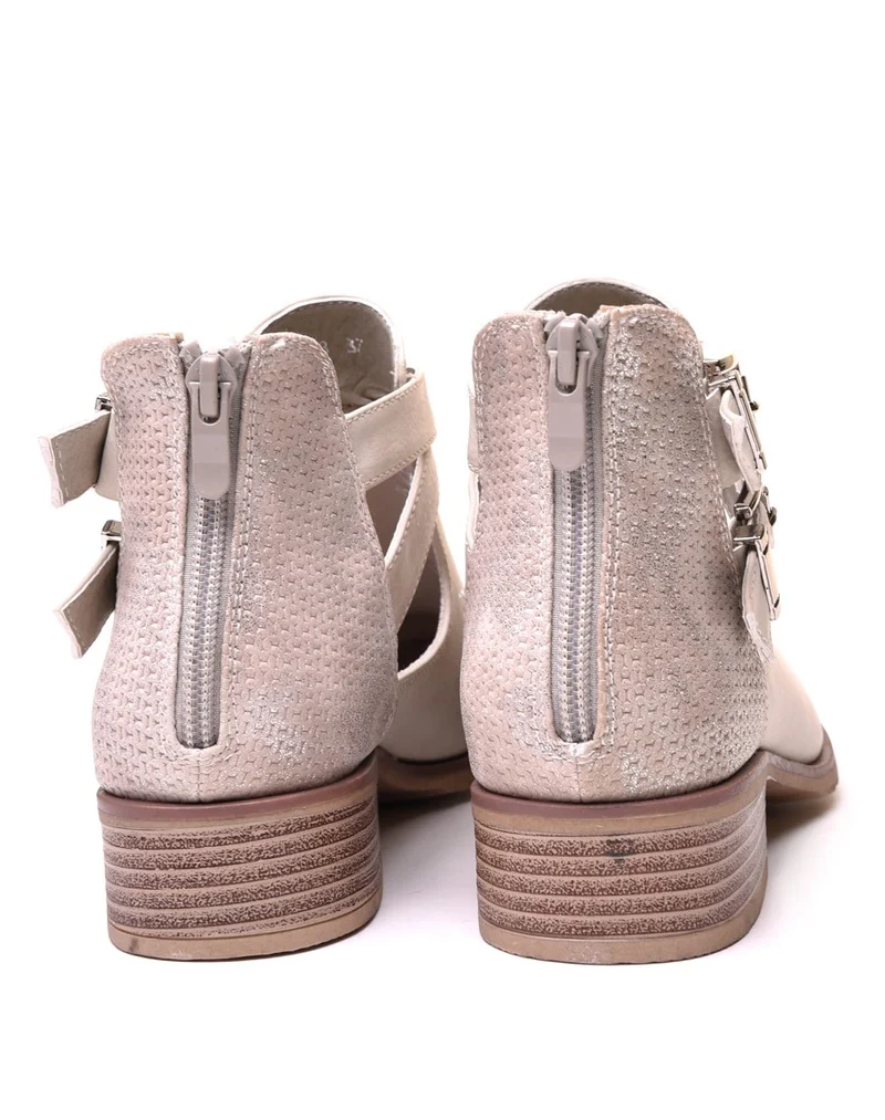 Bottines basses blanc cassé ajourées avec lanières