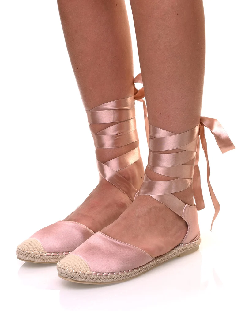 Espadrilles roses pâle satinées à bout fermé