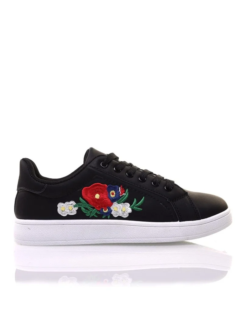 Baskets noires avec broderies