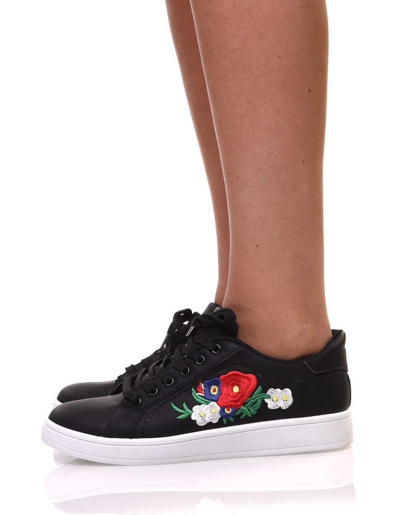 Baskets noires avec broderies