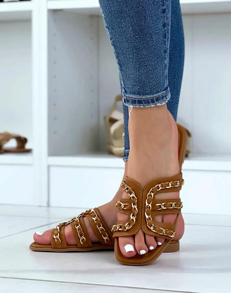 Mules camel à brides ouvertes croisées à chaîne dorée