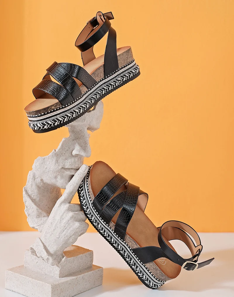 Sandales noires effet croco avec semelle épaisse et motifs aztèques