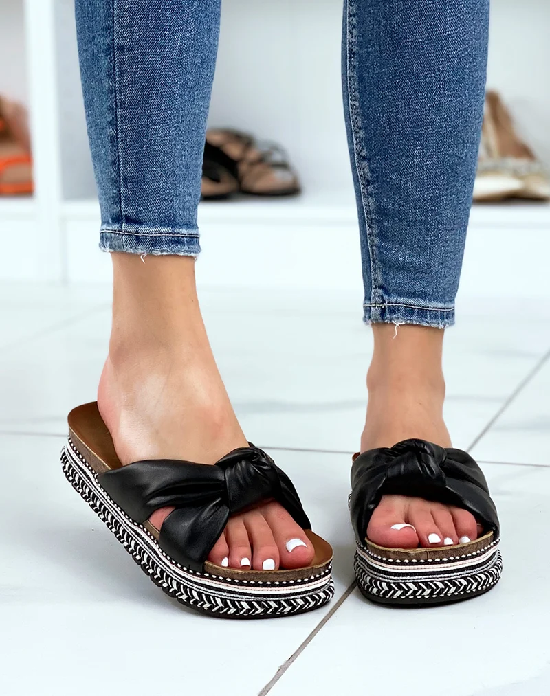 Mules nouées noires avec motifs aztèques