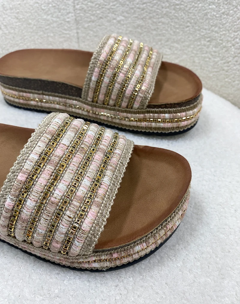Mules beige à semelle compensée et bijoux roses et dorés