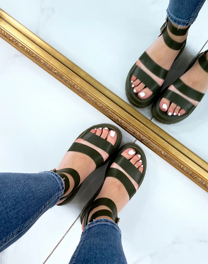 Sandales vert foncé à petit talon et multiples brides épaisses