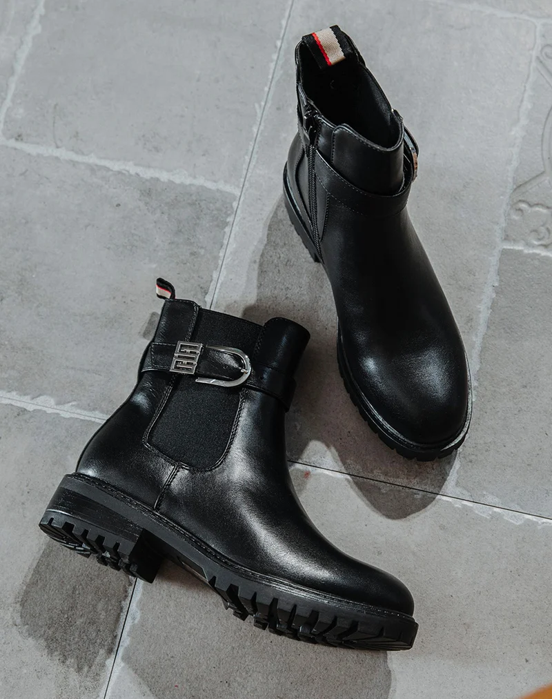 Bottines noires style chelsea à lanière à détail argenté