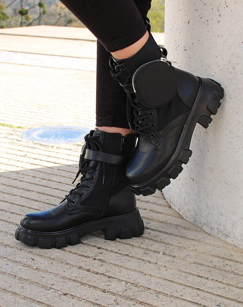 Bottines noires lacées en bi-matière à pochette et à semelles crantées