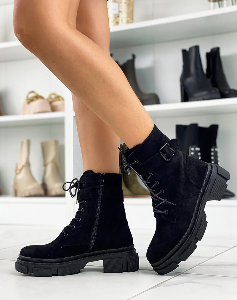Bottines en suédine noires lacées à lanière et semelle crantée