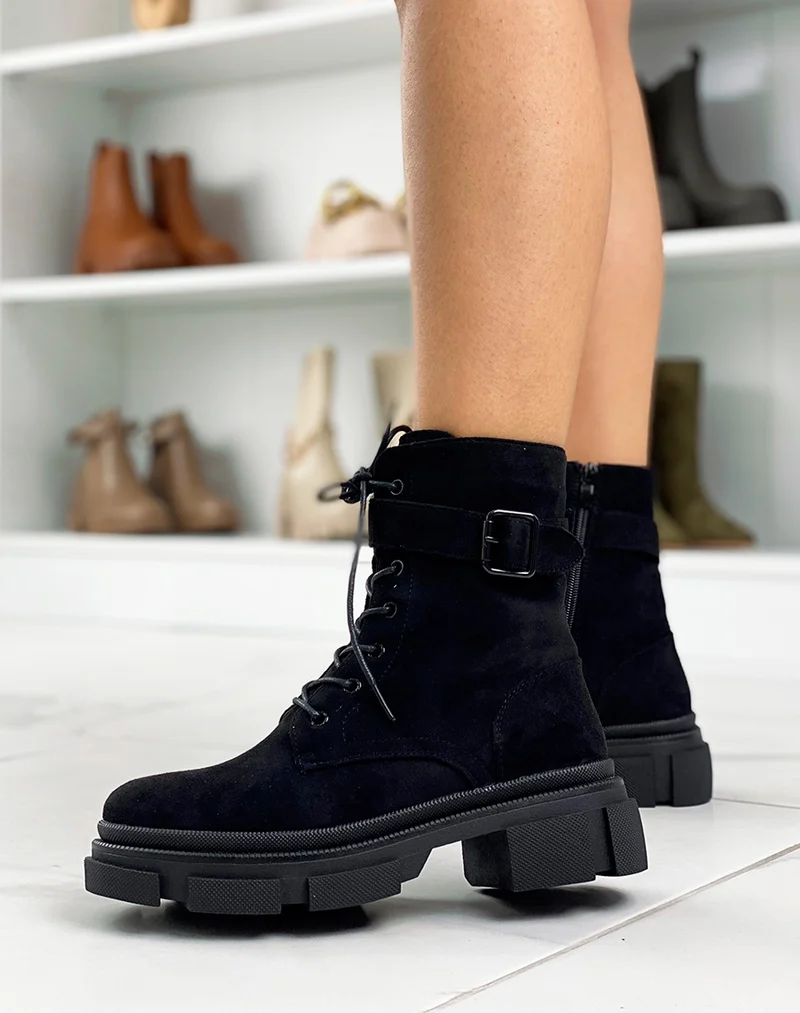 Bottines en suédine noires lacées à lanière et semelle crantée