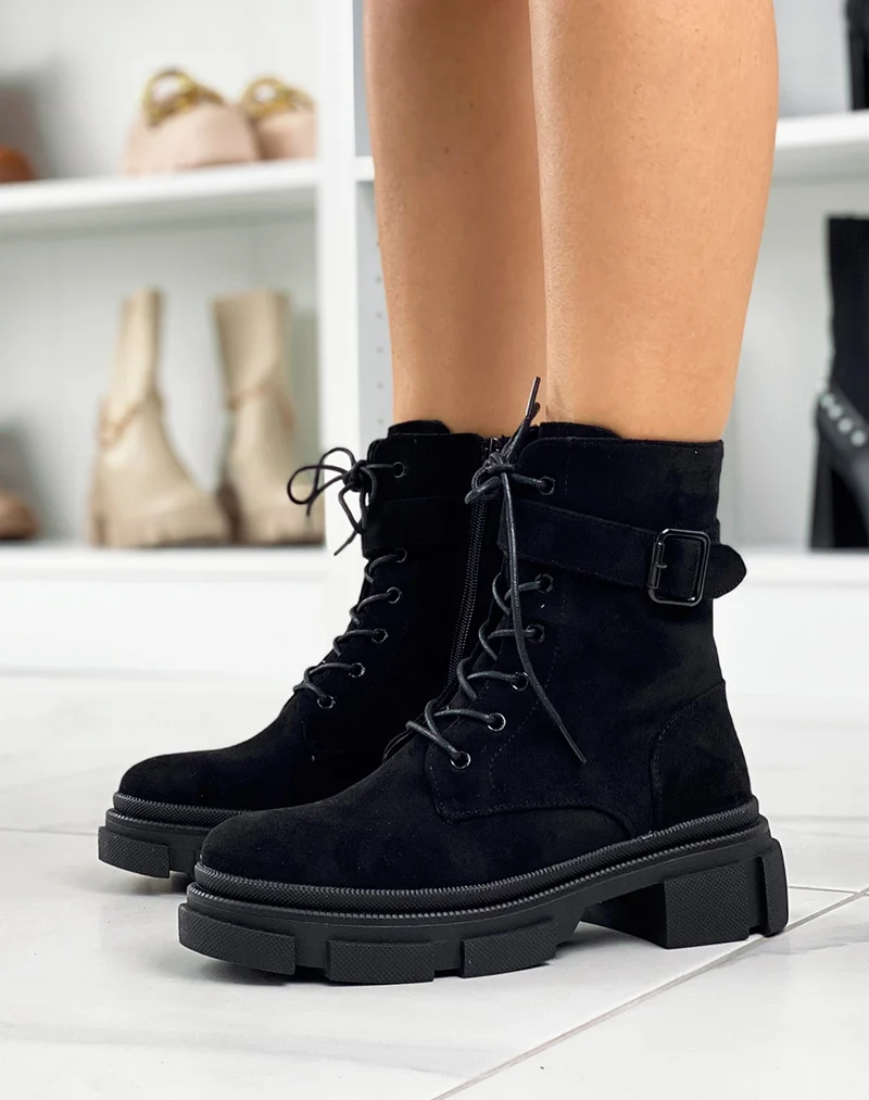 Bottines en suédine noires lacées à lanière et semelle crantée