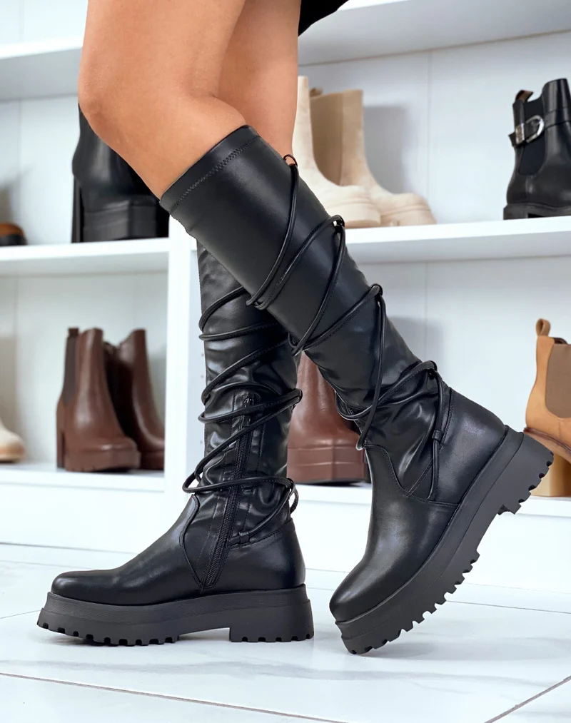 Bottes noires à lacets entrecroisés