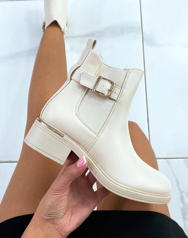 Bottines beiges à lanière ajustable et talon à détail doré