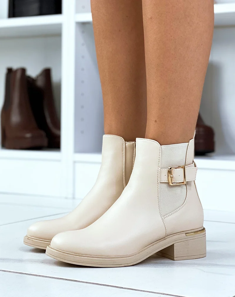Bottines beiges à lanière ajustable et talon à détail doré