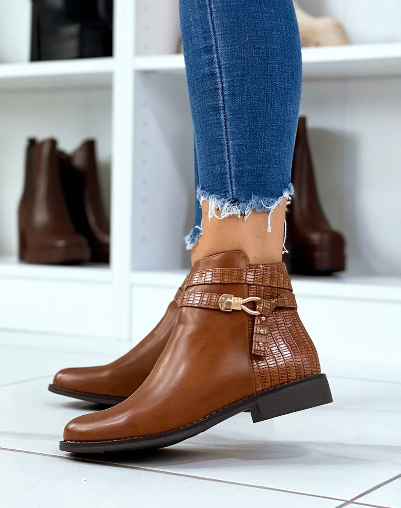 Bottines plates camel à double lanières et bijoux dorés