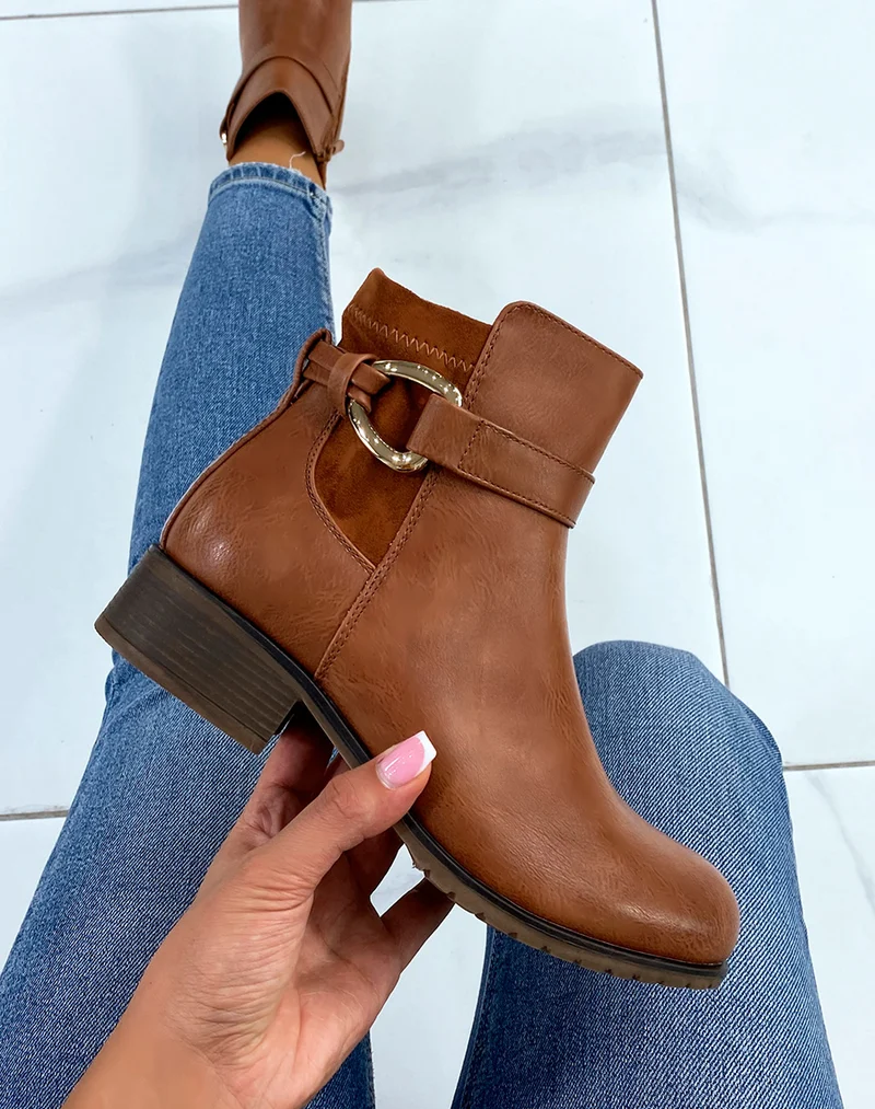 Bottines camel à lanière à anneau doré