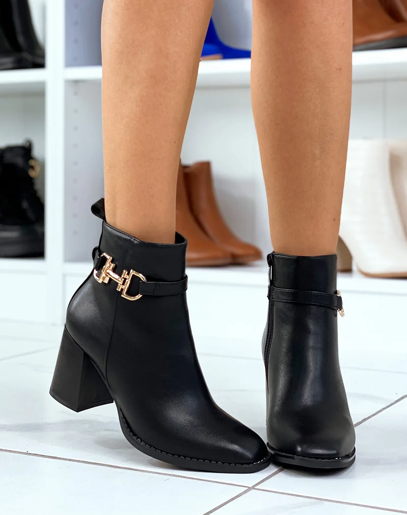 Bottines noires à détail doré et talon carré