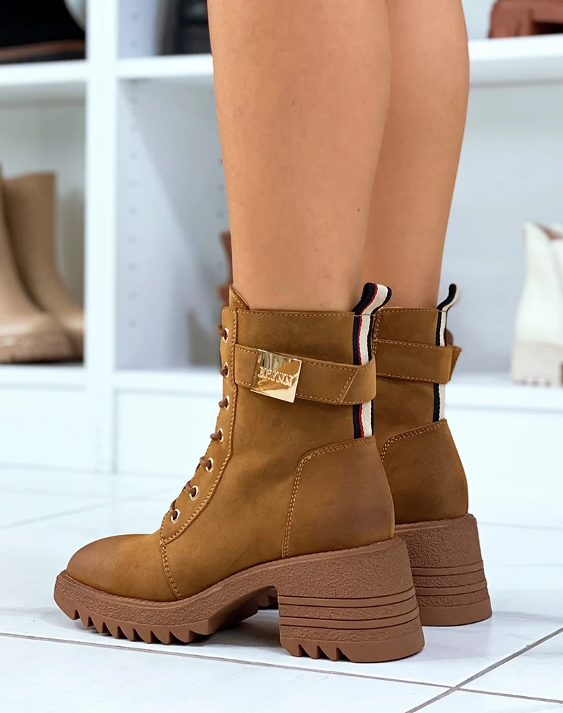 Bottines camel à lacet et boucle dorée