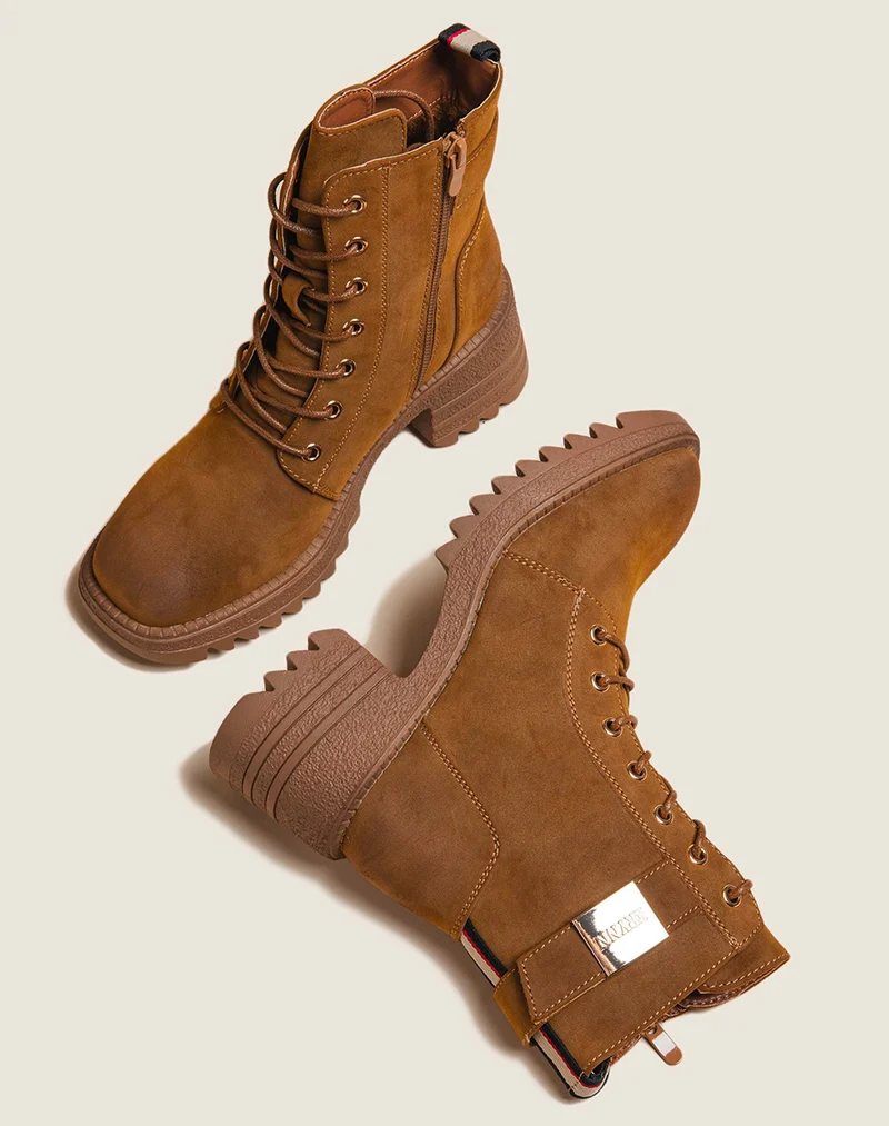 Bottines camel à lacet et boucle dorée