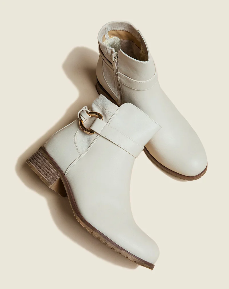 Bottines beiges à lanière à anneau doré