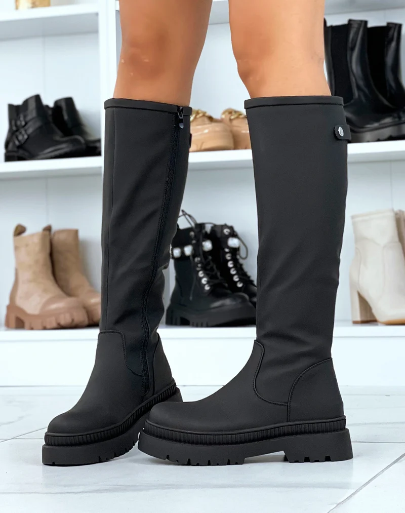 Bottes noires gommées à semelle crantée