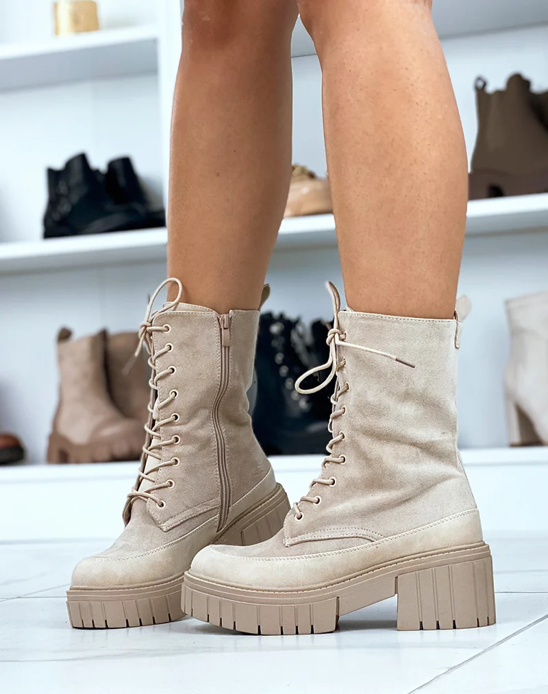 Bottines montantes beiges en suédine à lacet et semelle épaisse