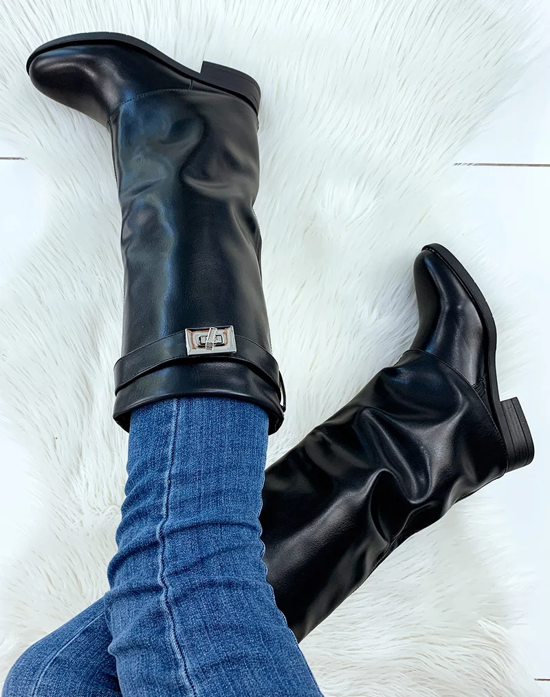Bottes noires retroussées