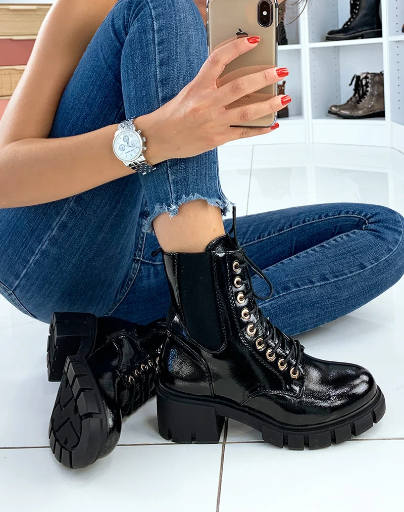 Bottines montantes vernies noires à talon mi-haut