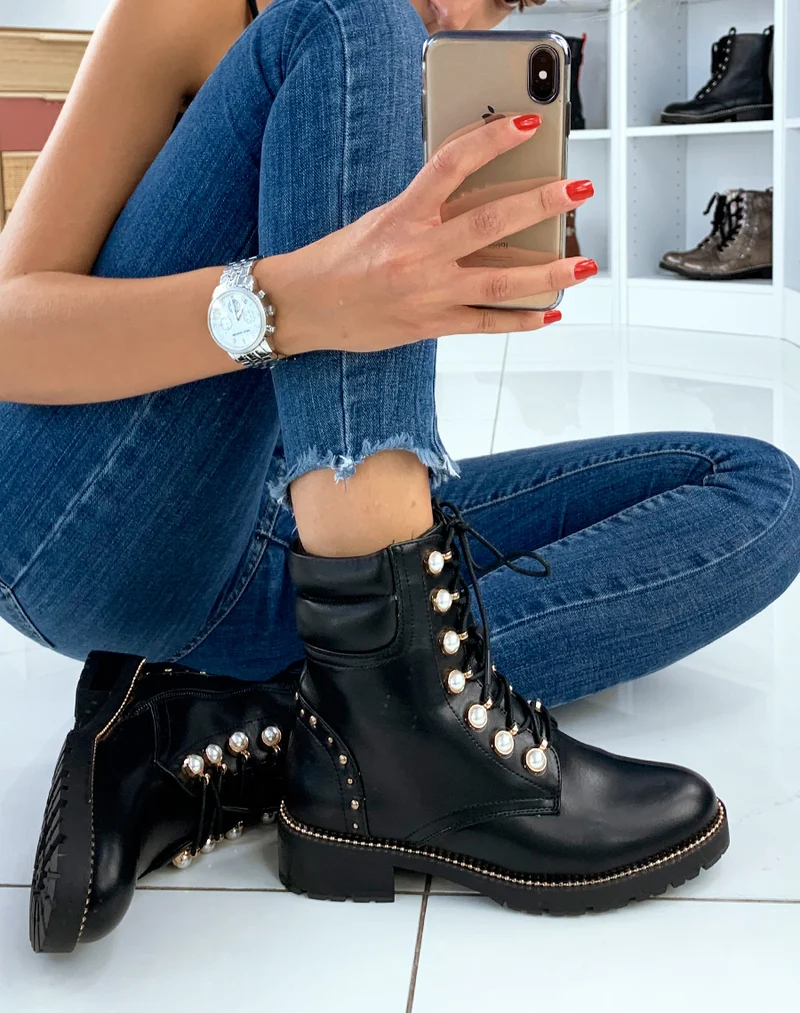 Bottines hautes noires à perles