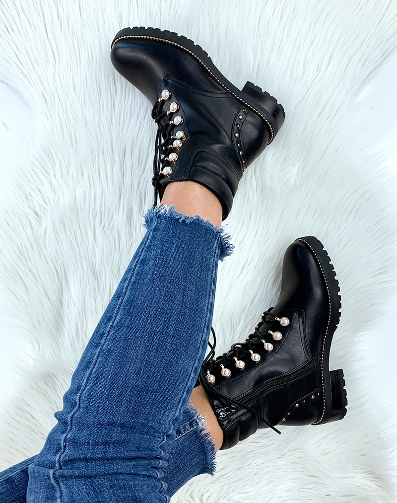 Bottines hautes noires à perles