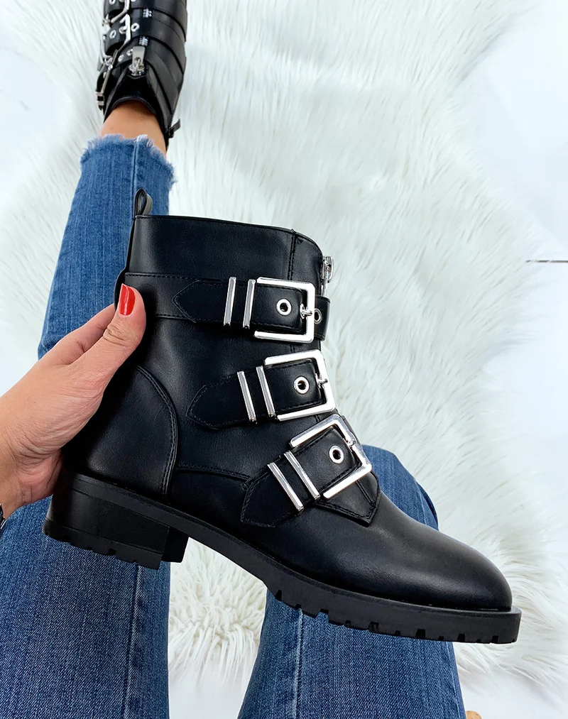 Bottines montantes noires à boucles argentées