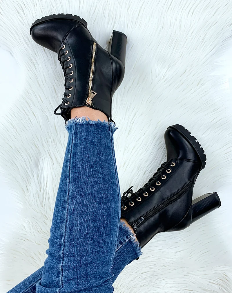 Bottines à talon noires à détails dorés