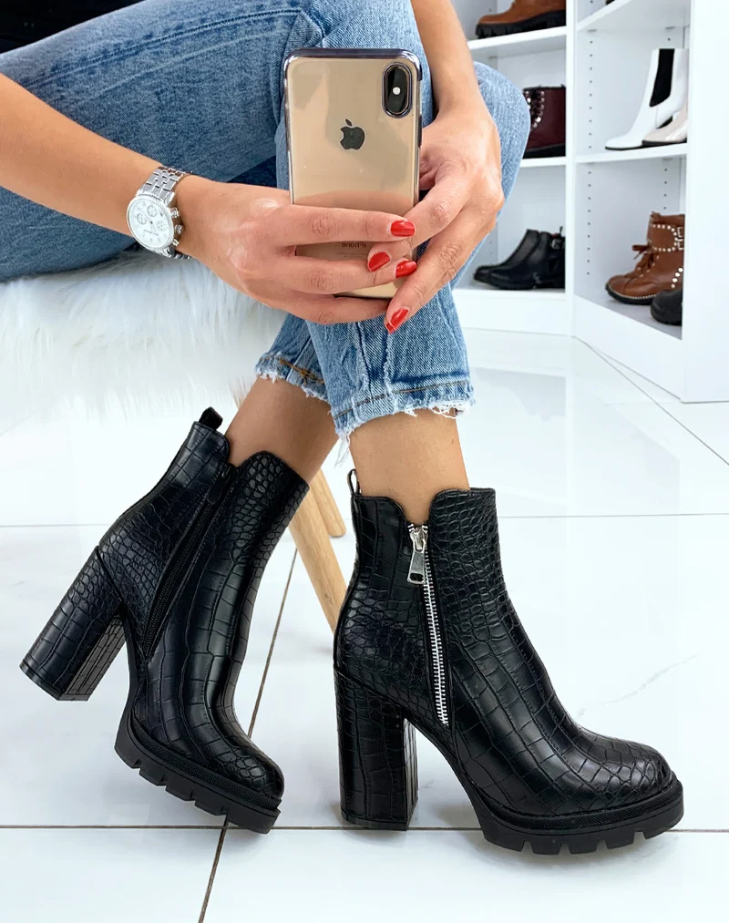 Bottines noires croco à talon et détail glissière argentée