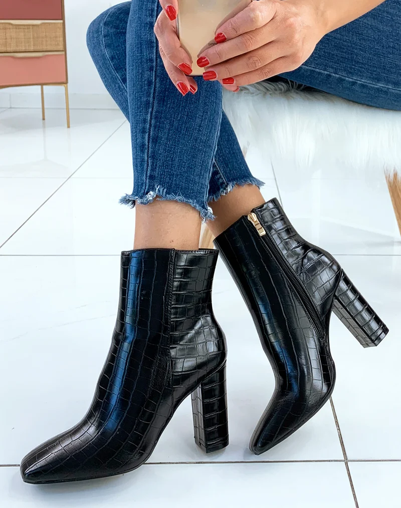 Bottines à talon noires effet croco à bout carré