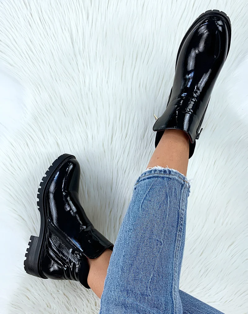 Bottines vernies noires à œillets dorées