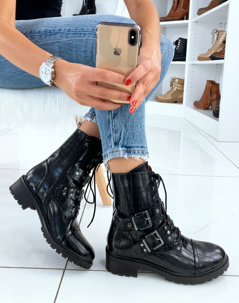 Bottines noires montantes effet croco à sangles cloutées et lacets