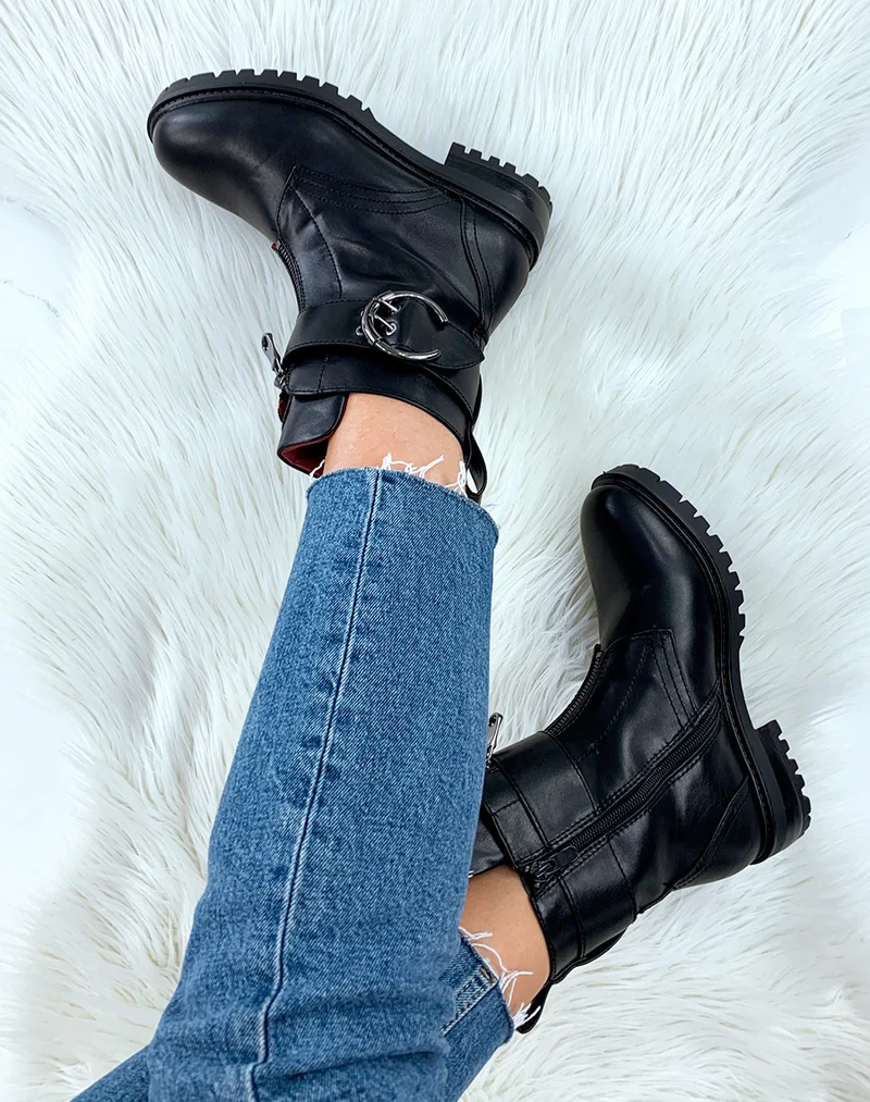 Bottines noires montante à détail boucle