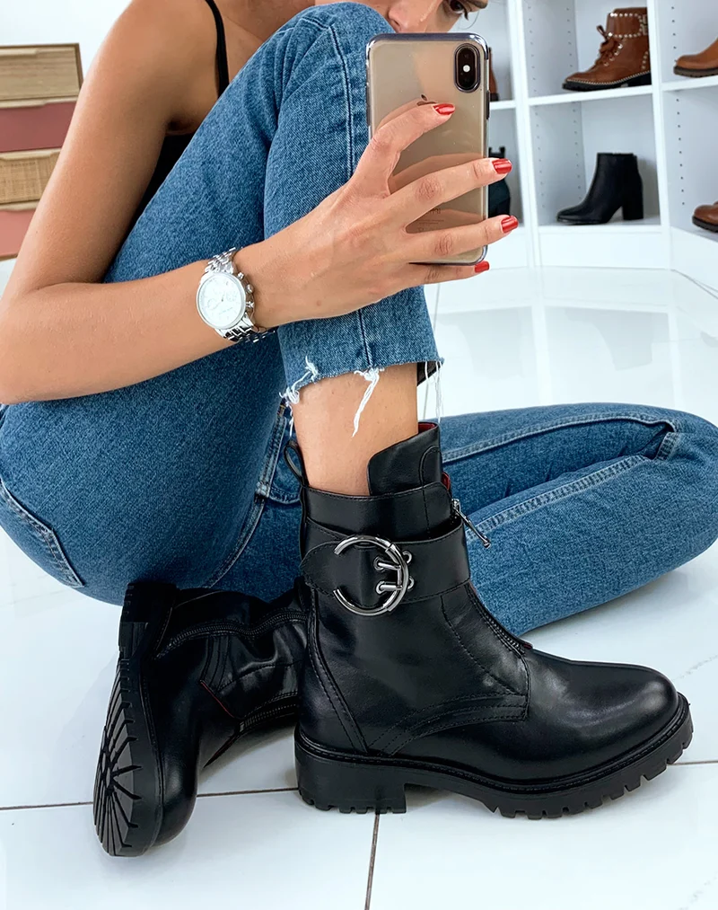Bottines noires montante à détail boucle