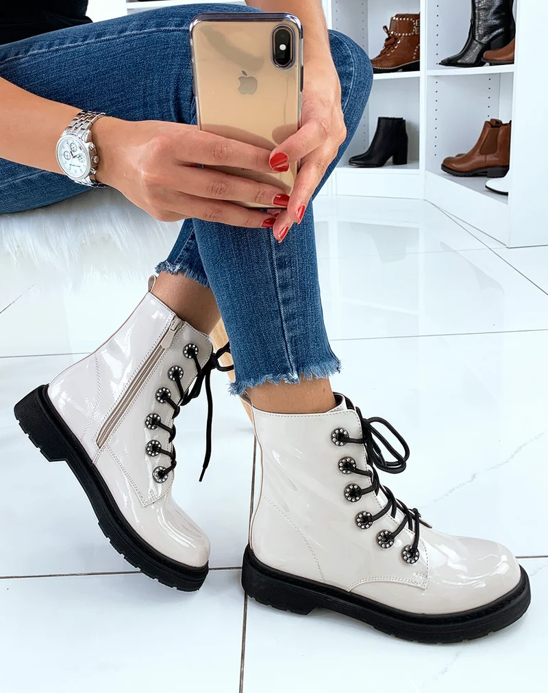 Bottines montantes vernies beiges à œillets strass