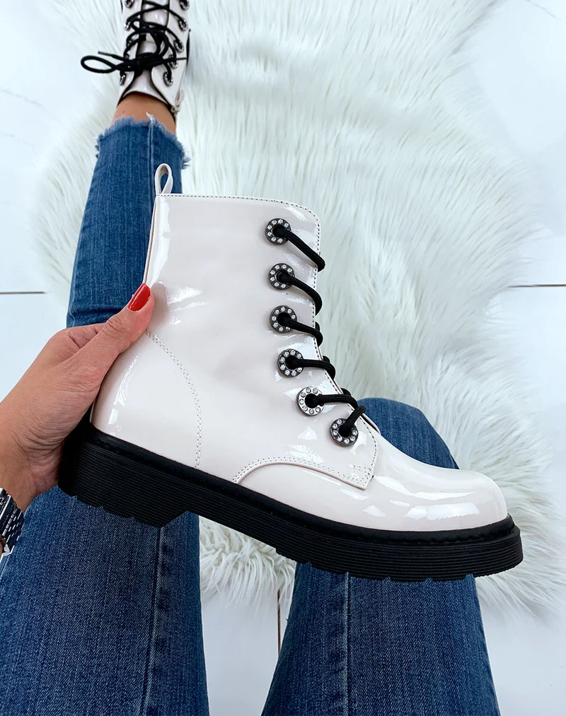 Bottines montantes vernies beiges à œillets strass