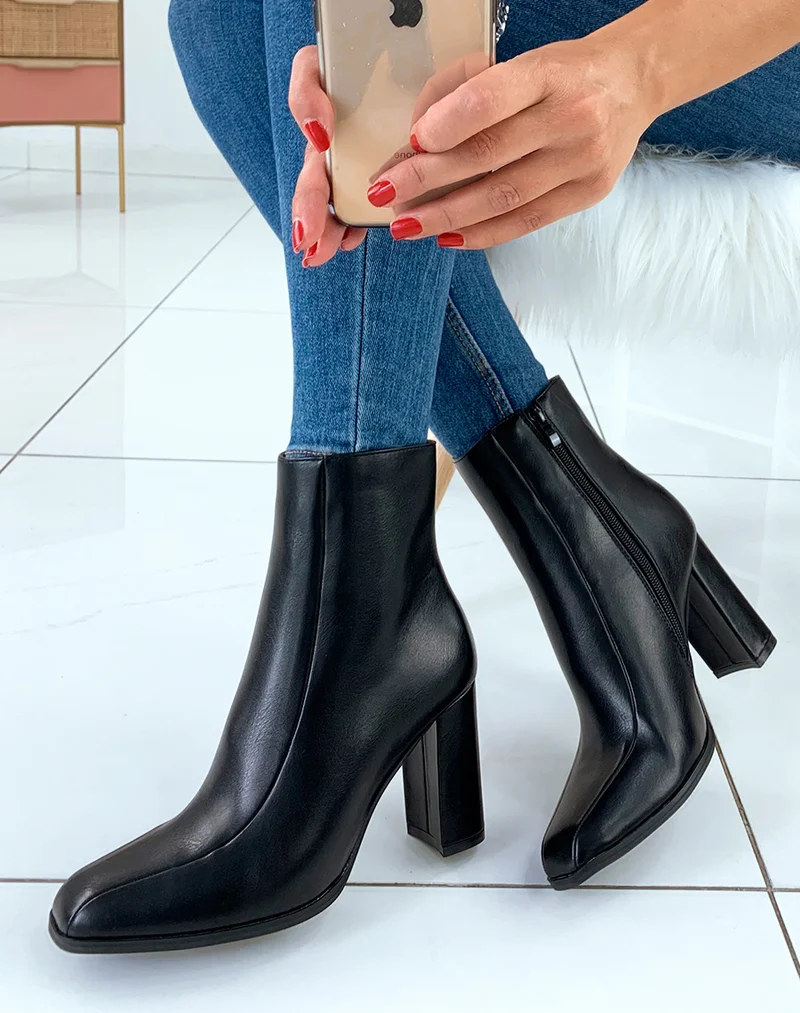 Bottines noires à talon et à bout carré