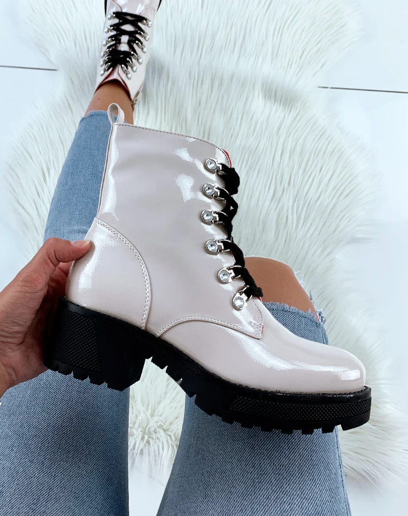 Bottines beige vernis à gros bijoux