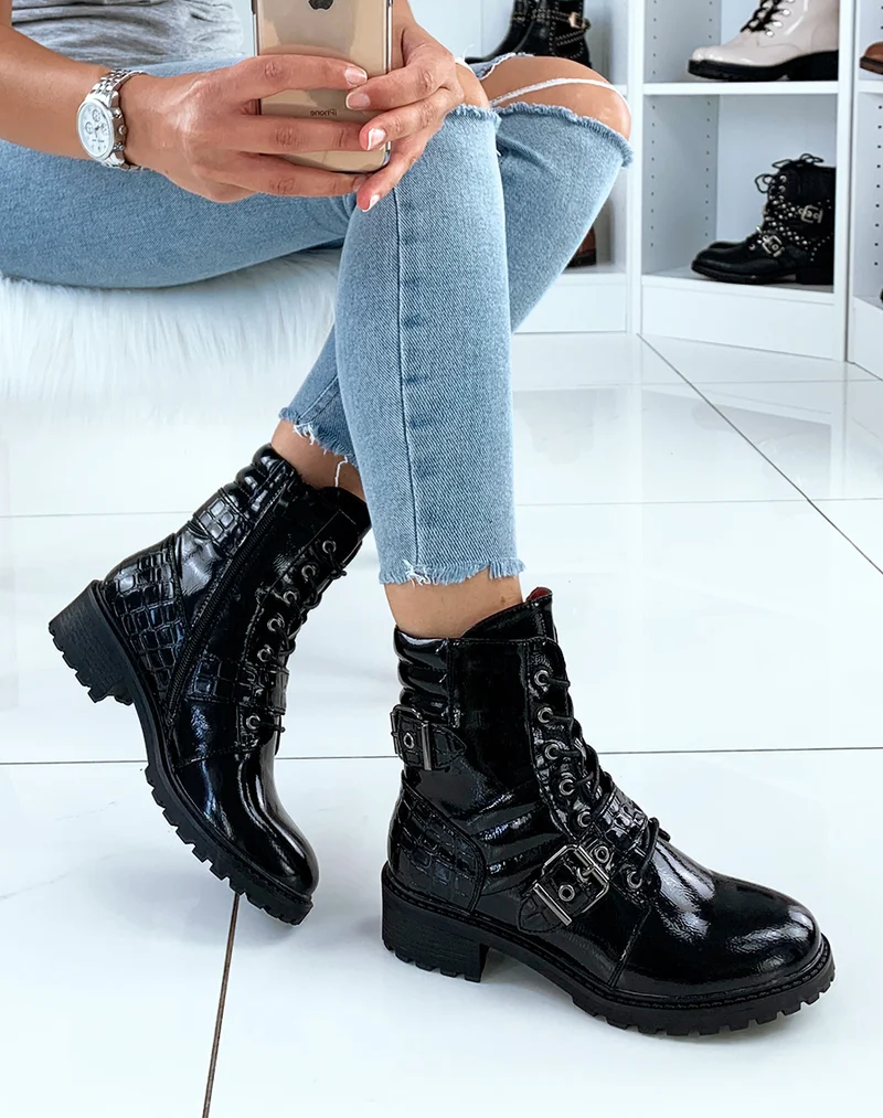 Bottines noires vernis matelassé avec lanières effet croco