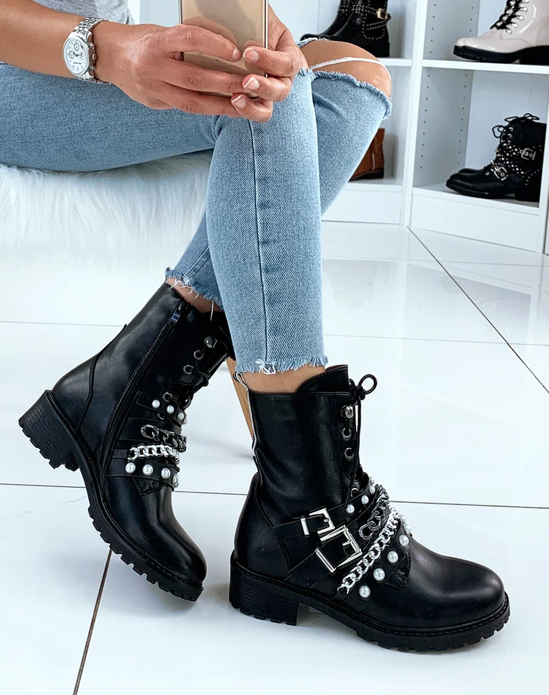 Bottines noires mates à grosses perles et chaines