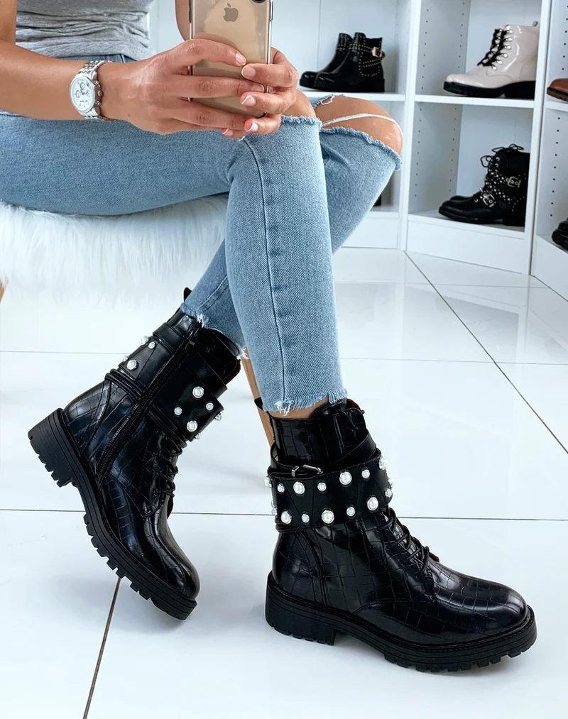 Bottines montantes effet croco noires à lacets et larges brides ornées de perles