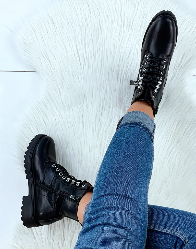 Bottines montantes en similicuir noires à détails lacets et fermetures